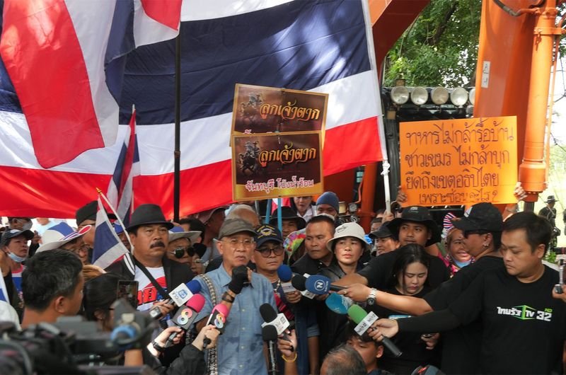 Der Aktivist Veera Somkwamkid (blaues Hemd) spricht mit Reportern, während er eine Gruppe von Menschen in Grenzgebiete in Ban Nong Chan, Sa Kaeo, führt, um kambodschanische Siedler aus thailändischem Gebiet zu vertreiben. (Foto: Radio Thailand, Sa Kaeo)
