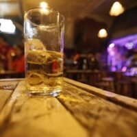 Der Nationale Alkoholpolitische Ausschuss hat beschlossen, das langjährige Verbot des Verkaufs alkoholischer Getränke zwischen 14 und 17 Uhr aufzuheben, und begründet dies mit der Notwendigkeit, die Ausgaben während der Feiertage anzukurbeln.