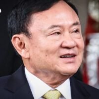 Der Oberste Gerichtshof Thailands hat die Urteile der unteren Instanzen aufgehoben und den ehemaligen Premierminister Thaksin Shinawatra angewiesen, 17,6 Milliarden Baht Steuern aus dem Aktienverkauf der Shin Corp zu zahlen. Das Gericht urteilte, dass er seine Kinder als Strohmänner eingesetzt und gegen Steuergrundsätze verstoßen habe.