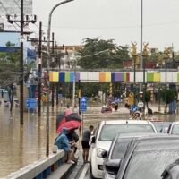 Sicherheitskräfte und Rettungskräfte wurden angewiesen, alle verfügbaren Ressourcen zu mobilisieren, um Hat Yai zu retten, da große Teile der Stadt von schweren Überschwemmungen heimgesucht wurden. Militäreinheiten arbeiten gemeinsam mit Katastrophenschutzorganisationen und lokalen Behörden rund um die Uhr daran, Bewohner zu retten, die in ihren Häusern eingeschlossen sind, während die Fluten in Teilen der südlichen Provinz Songkhla weiter steigen.