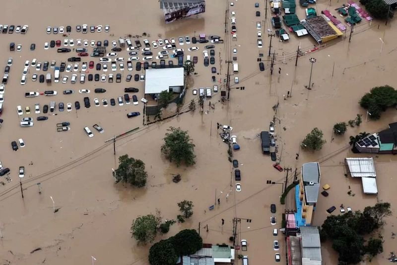 Die Hat-Yai Zone steht seit Wochen unter Wasser. Der Wirtschaftsbereich wird weiterhin schwer getroffen werden, berichtet die lokale Presse.Hat Yai ist weiterhin von schweren Überschwemmungen betroffen. Experten warnen, dass die Wirtschaftszone der Stadt mindestens bis Mitte Dezember überflutet bleiben wird.
