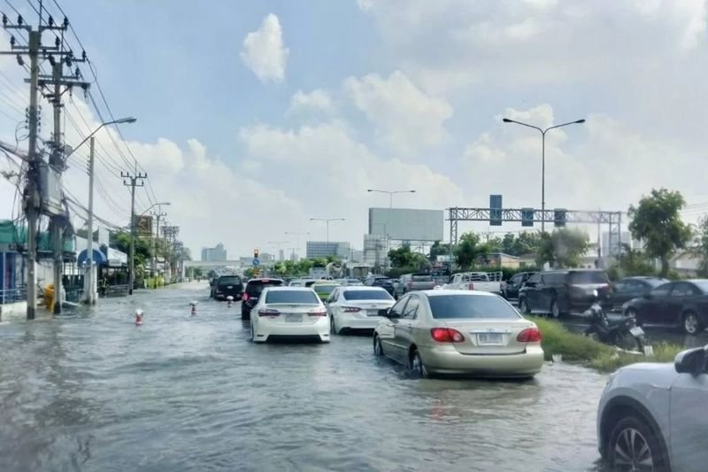 Bangkok sowie Teile der Provinzen Pathum Thani und Nonthaburi sind in den nächsten Tagen einem erhöhten Überschwemmungsrisiko ausgesetzt, da die Behörden nach den jüngsten Regenfällen die Wasserabflussrate des Chao Phraya-Staudamms in Chai Nat erhöht haben, warnte die Geo-Informatics and Space Technology Development Agency (Gistda).