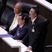 Die Vertreter der Pheu-Thai-Partei haben ihre Kritik an Herrn Anutin, der auch als Innenminister fungiert, verschärft. Sie werfen ihm chronisches Fehlverhalten im Umgang mit nationalen Notlagen vor – von der Covid-19-Pandemie bis hin zu den verheerenden Überschwemmungen im Süden in diesem Jahr – und beschuldigen ihn, Entschädigungsprogramme zur politischen Schadensbegrenzung zu nutzen.