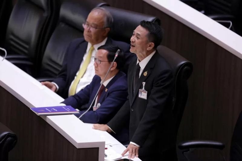 Die Vertreter der Pheu-Thai-Partei haben ihre Kritik an Herrn Anutin, der auch als Innenminister fungiert, verschärft. Sie werfen ihm chronisches Fehlverhalten im Umgang mit nationalen Notlagen vor – von der Covid-19-Pandemie bis hin zu den verheerenden Überschwemmungen im Süden in diesem Jahr – und beschuldigen ihn, Entschädigungsprogramme zur politischen Schadensbegrenzung zu nutzen.