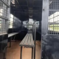 Ein ausländischer Tourist in Thailand erhielt unerwartet eine Mitfahrgelegenheit von Beamten der Einwanderungsbehörde, nachdem er eigentlich in einem Dienstwagen mitfahren wollte. Sein Video der Begegnung erregte schnell online Aufsehen und zeigte die Mischung aus Humor und Routineprozedur. Der Vorfall löste umgehend großes Interesse aus, da viele Zuschauer auf die ungewöhnliche Interaktion reagierten.