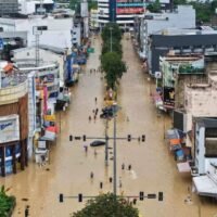 Die Überschwemmungen in Hat Yai verschlimmern sich immer mehr. Wegen des steigenden Wasserstands wurde die Evakuierung der Bewohner gefährdeter Gebiete angeordnet. Die Behörden in Songkhla ordneten am Montag eine Massenevakuierung der Gemeinde Hat Yai an, da sich die Lage in der von Überschwemmungen betroffenen Stadt weiter verschlechterte und der Wasserstand in mehreren Gebieten fast drei Meter erreichte.