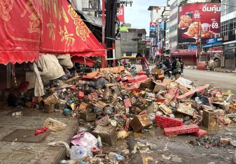 Das Katastrophenschutzzentrum für Überschwemmungen (EOC) berichtete am 29. November, dass schwere Überschwemmungen in acht südlichen Provinzen 162 Todesopfer gefordert haben. Songkhla verzeichnete mit 126 Toten die höchste Opferzahl. Die Behörden gaben an, dass der Wasserstand und die Niederschlagsmenge zurückgehen, doch das Ausmaß der Katastrophe belastet die lebenswichtigen Dienste weiterhin stark. Krankenhäuser, Versorgungsbetriebe und Rettungsdienste stehen angesichts der laufenden Wiederaufbaumaßnahmen unter Druck.