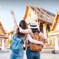 Thailand verzeichnet zwischen Januar und November 2025 28,27 Millionen ausländische Ankünfte, angeführt von Malaysia, China und Indien, da Winterferien und Hochsaison die Nachfrage ankurbeln. Laut der neuesten Aktualisierung des Ministeriums für Tourismus und Sport vom 18. November begrüßte Thailand zwischen dem 1. Januar und dem 16. November 2025 28.277.276 ausländische Touristen. Die Ankünfte gingen im Vergleich zum Vorjahr um 7,18 % zurück, generierten aber Einnahmen in Höhe von rund 1,308 Billionen Baht.