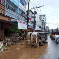 Herr Siripong, der auch Sprecher des Katastrophenschutzzentrums für Überschwemmungen ist, erklärte am Donnerstag im Regierungsgebäude, dass das Gesundheitsministerium die Zahlen anhand von Daten des Songklanagarind-Krankenhauses verifiziert habe. Von insgesamt 85 registrierten Todesfällen in der Provinz seien 55 direkt auf die Überschwemmungen zurückzuführen, während 30 Todesfälle anderen Ursachen während der Krise zugeschrieben würden.