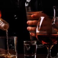 Die öffentliche Kritik an der Entscheidung des staatlichen Alkoholkontrollausschusses, den Alkoholverkauf und die Öffnungszeiten zu verlängern, hat sich verschärft. Aktivisten warnen, dass der Schritt nicht legitim sei und Risiken für die öffentliche Gesundheit berge. Es bestehen Bedenken, dass die Entscheidung ohne Beschlussfähigkeit getroffen wurde und die Bemühungen zur Reduzierung alkoholbedingter Schäden untergraben könnte.