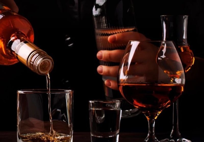 Die öffentliche Kritik an der Entscheidung des staatlichen Alkoholkontrollausschusses, den Alkoholverkauf und die Öffnungszeiten zu verlängern, hat sich verschärft. Aktivisten warnen, dass der Schritt nicht legitim sei und Risiken für die öffentliche Gesundheit berge. Es bestehen Bedenken, dass die Entscheidung ohne Beschlussfähigkeit getroffen wurde und die Bemühungen zur Reduzierung alkoholbedingter Schäden untergraben könnte.