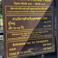 Thailands unterschiedliche Preisgestaltung, bei der ausländische Touristen an Sehenswürdigkeiten oft mehr bezahlen als Einheimische, sorgt immer wieder für Diskussionen. Diese wirtschaftlich begründete Praxis ruft bei Besuchern mitunter Gefühle der Ausgrenzung hervor, was zu gemischten Bewertungen und Vorwürfen der Ungerechtigkeit führt – wobei es wichtig ist, zwischen nationalitätsabhängiger Preisgestaltung und rassistischer Diskriminierung zu unterscheiden.
