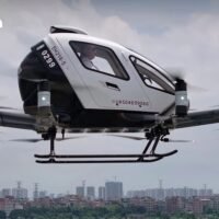 Thailands Drohnenindustrie erlebt eine Phase starken Wachstums. Prognosen zufolge könnte die Zahl der registrierten Drohnen bald eine Million übersteigen und sich über die Landwirtschaft hinaus auf Logistik und Personentransport ausdehnen.