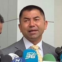 Generalleutnant Trairong Phiewphan, stellvertretender nationaler Polizeichef, gab bekannt, dass gegen den ehemaligen stellvertretenden Polizeichef Surachate Hakparn wegen Verleumdung geklagt wird. Hakparn soll die Polizei in einem Medieninterview als „größte kriminelle Organisation“ bezeichnet haben. Die Polizei verurteilte die Aussage als unfair und irreführend.