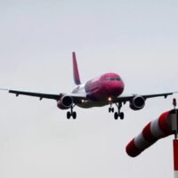 Die Flugsicherheitsbehörde veröffentlicht nach dem JetBlue-Vorfall, bei dem Daten durch Sonnenstrahlung beschädigt wurden, einen dringenden Software-Fix. Fluggesellschaften weltweit strichen Hunderte von Flügen und beeilten sich, ihre Flugpläne anzupassen, da ein schwerwiegender Softwarefehler bei Airbus SE die wichtige Reisezeit über die Feiertage zu gefährden drohte.