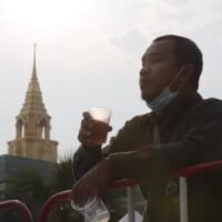 Der Verkauf von Alkohol ist in Thailand seit 1972 in den meisten Einzelhandelsgeschäften und Supermärkten zwischen 14 und 17 Uhr verboten. Änderungen des Gesetzes zur Kontrolle alkoholischer Getränke, die am Samstag in Kraft treten, bedeuten nun, dass Personen mit einer Geldstrafe von 10.000 Baht (300 US-Dollar) oder mehr belegt werden können, wenn sie während der verbotenen Zeiten oder an verbotenen Orten alkoholische Getränke trinken oder sich diese servieren lassen.