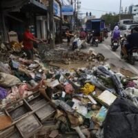 Herr Rattasart erklärte, dass der Bezirk Hat Yai mit seinen rund 400.000 Einwohnern schwere Schäden an Häusern, Straßen, Versorgungsleitungen und der öffentlichen Infrastruktur sowie große Mengen an durch die Überschwemmung verursachten Trümmern und Sedimenten erlitten habe. Er kündigte an, dass die Aktion „Großer Reinigungstag“ am Samstag beginnen werde, um Hat Yai innerhalb von sieben Tagen wiederherzustellen. Die Anwohner wurden gebeten, Fahrzeuge, die den Verkehr behindern, zu entfernen, um die Aufräumarbeiten zu erleichtern.