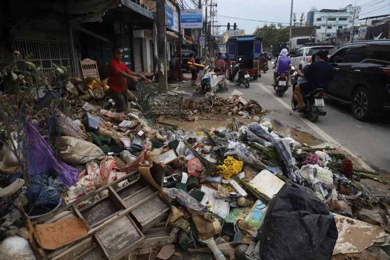 Herr Rattasart erklärte, dass der Bezirk Hat Yai mit seinen rund 400.000 Einwohnern schwere Schäden an Häusern, Straßen, Versorgungsleitungen und der öffentlichen Infrastruktur sowie große Mengen an durch die Überschwemmung verursachten Trümmern und Sedimenten erlitten habe. Er kündigte an, dass die Aktion „Großer Reinigungstag“ am Samstag beginnen werde, um Hat Yai innerhalb von sieben Tagen wiederherzustellen. Die Anwohner wurden gebeten, Fahrzeuge, die den Verkehr behindern, zu entfernen, um die Aufräumarbeiten zu erleichtern.