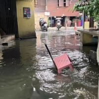 Die Bewohner entlang des Chao Phraya Flusses im Bangkoker Bezirk Klong Toey bereiten sich auf weitere Überschwemmungen vor, da die Behörden planen, die Abflussrate des Chao Phraya Staudamms in Chai Nat heute am Dienstag zu erhöhen