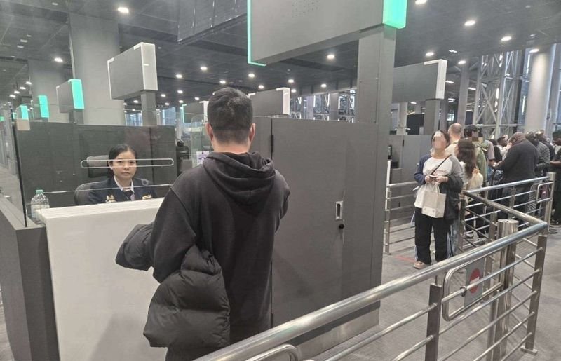 Die Einwanderungsbehörde kündigte am 25. November verstärkte Kontroll- und Überprüfungsmaßnahmen für alle ausländischen Staatsangehörigen an, die nach Thailand ein- und ausreisen. Die Maßnahme gilt an allen internationalen Flughäfen und Grenzübergängen landesweit und soll verhindern, dass sich Personen, die sich als Touristen ausgeben, zu Straftaten verleiten oder an illegalen Aktivitäten beteiligt sind.