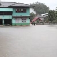 Heftige Regenfälle, die die ganze Nacht über alle 11 Bezirke der südlichen Provinz Phattalung heimgesucht haben und auch gestern (20. November) anhielten, haben in einigen Gebieten zu schweren Überschwemmungen geführt, wodurch fast 20 Schulen geschlossen wurden, berichtete Amarin TV.