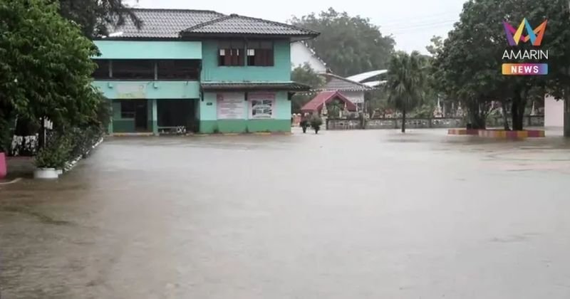 Heftige Regenfälle, die die ganze Nacht über alle 11 Bezirke der südlichen Provinz Phattalung heimgesucht haben und auch gestern (20. November) anhielten, haben in einigen Gebieten zu schweren Überschwemmungen geführt, wodurch fast 20 Schulen geschlossen wurden, berichtete Amarin TV.