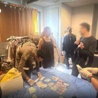 Die thailändische Cyberkriminalitätspolizei hat am Flughafen Don Mueang einen chinesischen Verdächtigen festgenommen, der mit einem großen Callcenter-Betrug in Verbindung steht und beschuldigt wird, über 330 Millionen Baht in digitaler Währung für das Netzwerk gewaschen zu haben.