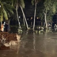 Spät in der Nacht zum 14. November erlebten die Bewohner des Unterbezirks Ton Pho im Bezirk Mueang der Provinz Sing Buri eine schwere Überschwemmungskatastrophe, nachdem ein Hochwasserschutzdamm entlang des Kanals gegenüber der Verwaltungsorganisation des Unterbezirks Ton Pho (SAO) plötzlich zusammengebrochen war. Durch den Dammbruch ergossen sich die Wassermassen in rasantem Tempo in die Wohngebiete