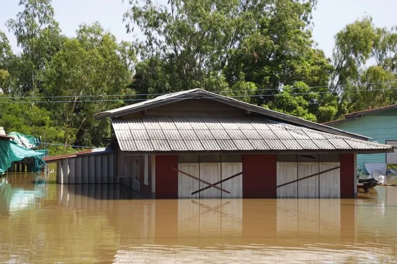 . Die Bewohner von Ayutthaya beklagen die Entscheidungen des Wassermanagements, die die Überschwemmungen über Monate hinweg verlängert haben.In vielen tiefer gelegenen Gebieten der Zentralebene kommt es aufgrund erhöhter Wasserabgaben aus dem Chao-Phraya-Staudamm zu Überschwemmungen. Teile der Provinz Ayutthaya sind nach drei Monaten immer noch überflutet, berichten Anwohner.