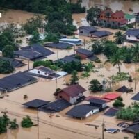 . Schwere Überschwemmungen, die schlimmsten seit 25 Jahren, haben den Immobilienmarkt von Hat Yai schwer getroffen und zu einem starken Abschwung geführt. Es wird mit einer dreijährigen Erholungsphase gerechnet. Die Krise erzwingt einen grundlegenden Wandel in der Immobilienentwicklung hin zu hochwasserresistenten Bauweisen