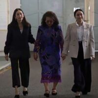 Nach einem Besuch beim ehemaligen Premierminister im Zentralgefängnis Klongprem zusammen mit ihrem Bruder Pantongtae und dessen Frau Natthiya Puangkhum erklärte Frau Pingtongta, die Familie werde weiterkämpfen, bis Gerechtigkeit geschehe. Die Generalstaatsanwaltschaft legt Berufung gegen den Freispruch wegen Majestätsbeleidigung ein