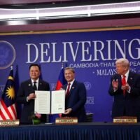 Ein in Malaysia unterzeichnetes Friedensabkommen zwischen Thailand und Kambodscha zur Beilegung ihres Grenzstreits wurde allgemein begrüßt, obwohl Sicherheitsexperten warnen, dass seine langfristige Tragfähigkeit ungewiss bleibt.