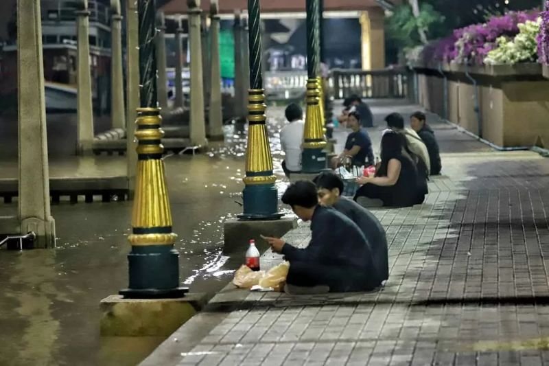 Das Katastrophenschutzministerium berichtete am Montagmorgen, dass die Überschwemmungen in 15 Provinzen andauern, die meisten davon in der Zentralebene. Teile von neun Provinzen der zentralen Ebene wurden überflutet.
