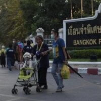 Vier Beamte des Bangkoker Untersuchungsgefängnisses wurden entlassen, nachdem sie wegen schwerwiegender Disziplinarverstöße im Zusammenhang mit einem Gefängnisskandal für schuldig befunden worden waren, während gegen 14 weitere noch immer ermittelt wird, sagte Justizminister Rutthapon Naowarat.