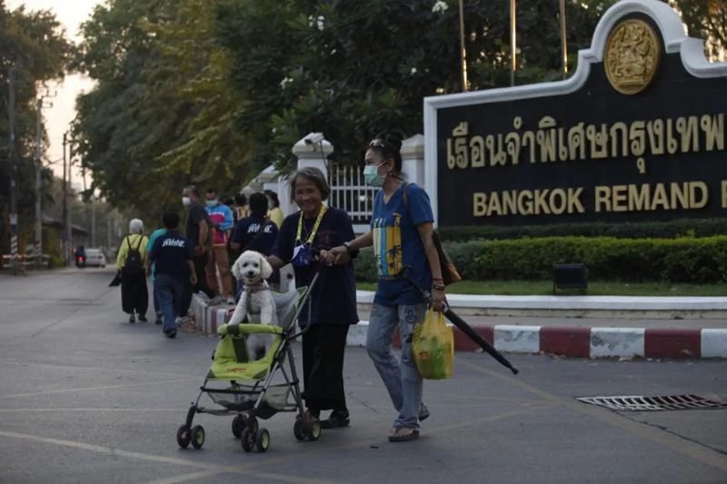 Vier Beamte des Bangkoker Untersuchungsgefängnisses wurden entlassen, nachdem sie wegen schwerwiegender Disziplinarverstöße im Zusammenhang mit einem Gefängnisskandal für schuldig befunden worden waren, während gegen 14 weitere noch immer ermittelt wird, sagte Justizminister Rutthapon Naowarat.
