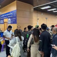 Am Sonntag saßen mehr als 1.000 Touristen am Flughafen Hat Yai und in Hotels im Bezirk Hat Yai fest. Die Regierung leistete Hilfe und setzte große Lastwagen ein, um den Transport zu erleichtern. Der Minister für Tourismus und Sport, Atthakorn Sirilatthayakorn, der am späten Samstagabend den Flughafen Hat Yai inspizierte, sagte, dass rund 1000 Reisende den Flughafen aufgrund schwerer Überschwemmungen, die die Anreise ins Stadtzentrum erschwerten, nicht verlassen konnten.