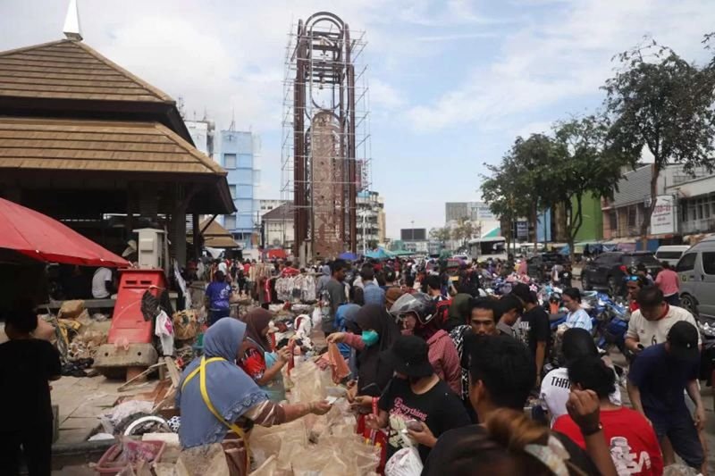 . Laut Wissenschaftlern führten tief verwurzelte Klientelnetzwerke, politische Einmischung bei Ernennungen und ein Mangel an professioneller Katastrophenmanagementführung zu einer Kaskade vermeidbarer Fehler bei den verheerenden Überschwemmungen, die den Bezirk Hat Yai in Songkhla, einen wichtigen Wirtschaftsmotor des Südens, verwüsteten.
