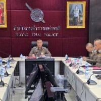 Die Polizei hat eine großangelegte landesweite Drogenrazzia gestartet und am 28. November 2025 koordinierte Razzien an über 2.500 Orten durchgeführt. Dabei wurden 16,9 Millionen Methamphetamin-Tabletten sichergestellt. Die von hochrangigen thailändischen Polizeikommandanten geleitete Operation führte außerdem zur Einfrierung von Vermögenswerten im Wert von über 152 Millionen Baht.