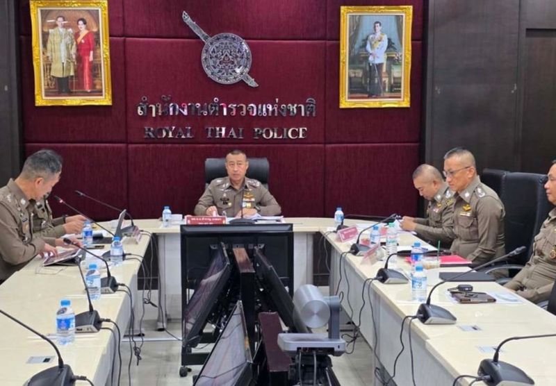 Die Polizei hat eine großangelegte landesweite Drogenrazzia gestartet und am 28. November 2025 koordinierte Razzien an über 2.500 Orten durchgeführt. Dabei wurden 16,9 Millionen Methamphetamin-Tabletten sichergestellt. Die von hochrangigen thailändischen Polizeikommandanten geleitete Operation führte außerdem zur Einfrierung von Vermögenswerten im Wert von über 152 Millionen Baht.