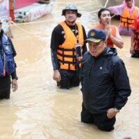 Premierminister Anutin Charnvirakul hat sich für das Versagen des Staates beim Schutz der von Überschwemmungen betroffenen Gemeinden entschuldigt und Besserung gelobt, während er sich darauf vorbereitete, am Sonntag den verwüsteten Bezirk Hat Yai in Songkhla erneut zu besuchen, um sich ein dringendes Bild von der Lage zu machen.