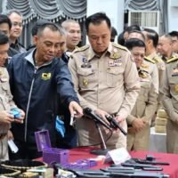 Die Regierung werde die Ermittlungen gegen Drogenhandel und Graumarktgeschäfte verstärken und warnte, dass alle Beteiligten, einschließlich Beamter, mit Konsequenzen rechnen müssten, sagte Premierminister Anutin Charnvirakul. „In jeder Organisation gibt es gute und schlechte Mitarbeiter. Wer gegen das Gesetz verstößt, wird zur Rechenschaft gezogen“, sagte er und forderte die Verantwortlichen auf, sich nicht von politischem oder sozialem Druck einschüchtern zu lassen.