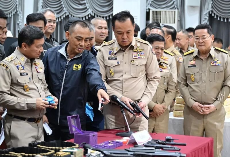 Die Regierung werde die Ermittlungen gegen Drogenhandel und Graumarktgeschäfte verstärken und warnte, dass alle Beteiligten, einschließlich Beamter, mit Konsequenzen rechnen müssten, sagte Premierminister Anutin Charnvirakul. „In jeder Organisation gibt es gute und schlechte Mitarbeiter. Wer gegen das Gesetz verstößt, wird zur Rechenschaft gezogen“, sagte er und forderte die Verantwortlichen auf, sich nicht von politischem oder sozialem Druck einschüchtern zu lassen.