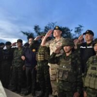 Premierminister Anutin unterstützt die militärische Reaktion auf kambodschanische Bedrohungen und besucht die Grenze und trifft thailändische Soldaten, die bei der jüngsten Landminenexplosion verletzt wurden.