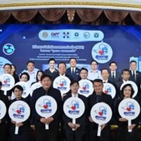 Premierminister Anutin Charnvirakul leitete am Donnerstag eine hochrangige Zeremonie im Regierungssitz, um die Entschlossenheit seiner Regierung zur Verhinderung und Bekämpfung von technologiebezogener Kriminalität, insbesondere Online-Betrug, zu bekräftigen. „Dies ist ein Krieg, den wir gewinnen müssen“, erklärte Herr Anutin, der auch Innenminister ist, als 15 Behörden eine Absichtserklärung (MoU) zur Zusammenarbeit in einer gemeinsamen nationalen Anstrengung unterzeichneten.