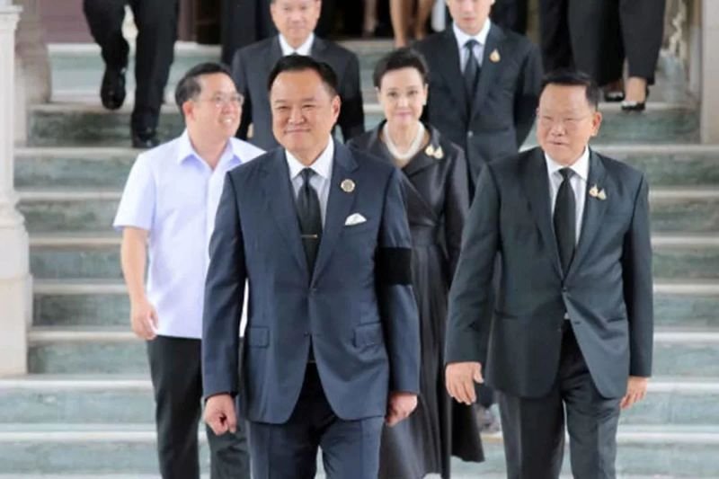 Premierminister Anutin Charnvirakul warnte, dass er das Repräsentantenhaus vor dem 31. Januar auflösen könnte, falls ein Misstrauensantrag gegen seine Regierung eingebracht würde, und betonte, er werde es politischen Gegnern nicht erlauben, „die Regierung kostenlos anzugreifen“.