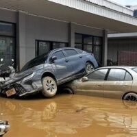 Premierminister Anutin Charnvirakul hat die Versicherungsgesellschaften angewiesen, die Auszahlung von Haus- und Autoversicherungsansprüchen in den von Überschwemmungen betroffenen Gebieten im Süden Thailands zu beschleunigen. Die Anspruchsteller müssen lediglich Fotos über Line oder andere dafür vorgesehene Kanäle an die Versicherungsgesellschaften als Beweismittel übermitteln.