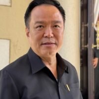 Premierminister Anutin Charnvirakul warnte, dass Fluggesellschaften, die Passagiere durch Preiserhöhungen ausnutzen, mit dem Entzug ihrer Lizenz rechnen müssen. Die Äußerung erfolgte im Anschluss an Beschwerden in den sozialen Medien über steigende Ticketpreise auf der Strecke Hat Yai – Bangkok, die zu erheblichen Beeinträchtigungen für Reisende führten. Zu den Sofortmaßnahmen gehören die Überprüfung der Buchungen und Preisanpassungen zum Schutz der betroffenen Passagiere.