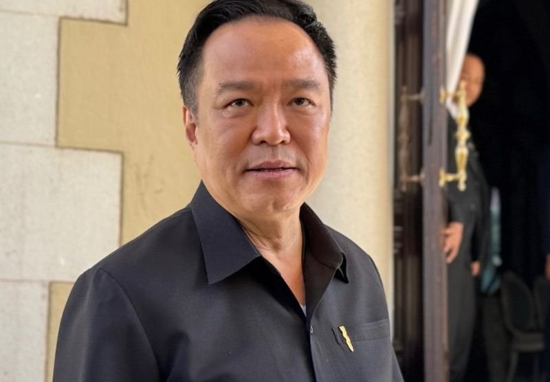 Premierminister Anutin Charnvirakul warnte, dass Fluggesellschaften, die Passagiere durch Preiserhöhungen ausnutzen, mit dem Entzug ihrer Lizenz rechnen müssen. Die Äußerung erfolgte im Anschluss an Beschwerden in den sozialen Medien über steigende Ticketpreise auf der Strecke Hat Yai – Bangkok, die zu erheblichen Beeinträchtigungen für Reisende führten. Zu den Sofortmaßnahmen gehören die Überprüfung der Buchungen und Preisanpassungen zum Schutz der betroffenen Passagiere.