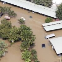 Die Regierung kündigt finanzielle Hilfen, Kredite und Zahlungsaufschübe für Flutopfer im Süden Thailands an. Die Regierung hat zinslose Kredite und einen Schuldenmoratorium angekündigt, um die von Überschwemmungen betroffenen Haushalte und Unternehmen in den südlichen Provinzen schnell zu unterstützen. Soforthilfegelder wurden bereitgestellt.