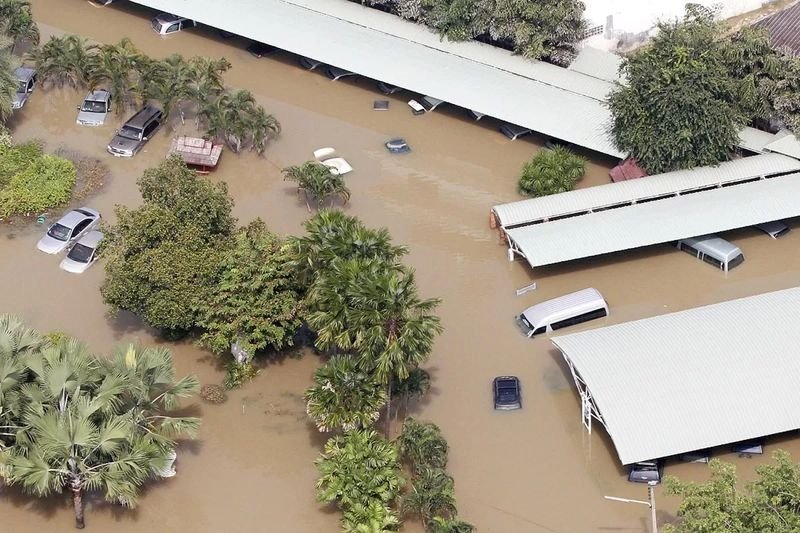 Die Regierung kündigt finanzielle Hilfen, Kredite und Zahlungsaufschübe für Flutopfer im Süden Thailands an. Die Regierung hat zinslose Kredite und einen Schuldenmoratorium angekündigt, um die von Überschwemmungen betroffenen Haushalte und Unternehmen in den südlichen Provinzen schnell zu unterstützen. Soforthilfegelder wurden bereitgestellt.